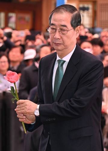 한덕수 대선 예비후보, 부처님오신날 봉축법요식 헌화 [연합뉴스 제공]