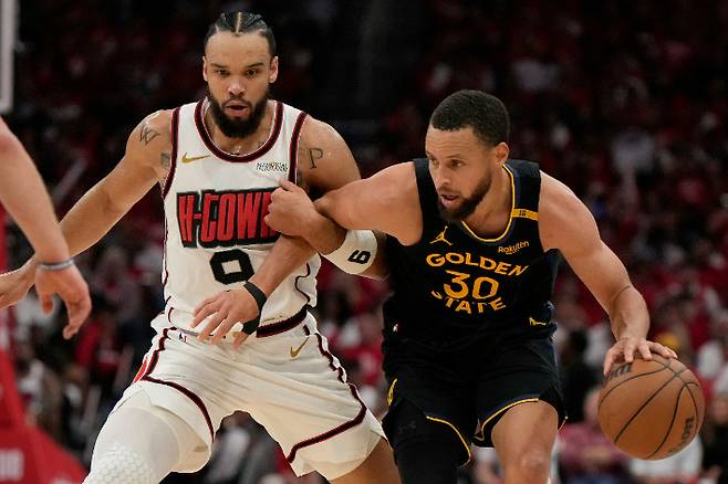 휴스턴 딜런 브룩스와 골든스테이트 스테판 커리. 연합뉴스