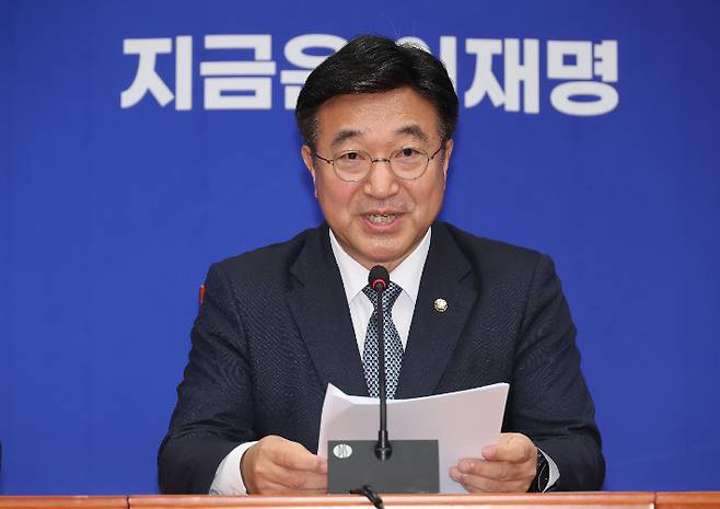 기자간담회 하는 윤호중 총괄선대본부장. 연합뉴스