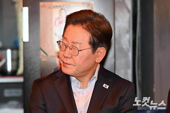 이재명 더불어민주당 대선 후보가 1일 서울 종로구의 한 음식점에서 열린 비전형 노동자 간담회에 참석해 생각에 잠겨 있다. 황진환 기자