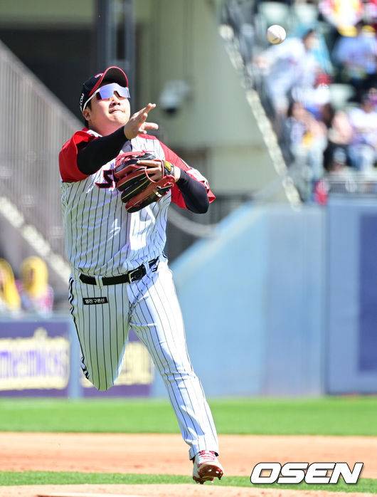 [OSEN=잠실, 지형준 기자] 4일 오후 서울 잠실야구장에서 2025 신한 SOL Bank KBO리그 LG 트윈스와 SSG 랜더스의 경기가 열렸다.이날 엘리에이저 에르난데스의 부상 대체 외국인투수로 LG에 입단한 코엔 윈이 KBO리그 데뷔전을 갖는다. SSG 선발은 박종훈.3회초 무사에서 LG 문보경이 SSG 조형우의 3루땅볼 타구를 처리하고 있다. 2025.05.04 /jpnews@osen.co.kr