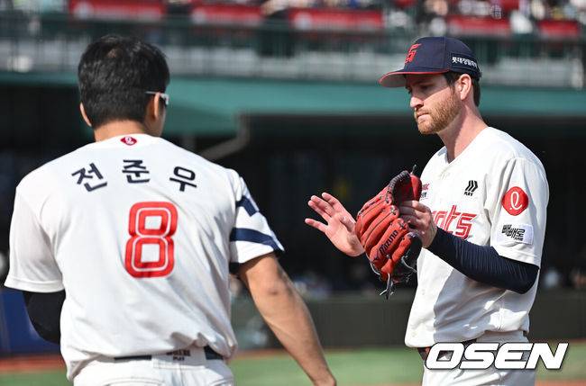 [OSEN=부산, 이석우 기자] 4일 부산 사직야구장에서 2025 신한 SOL 뱅크 KBO 리그 롯데 자이언츠와 NC 다이노스의 경기가 열렸다. 홈팀 롯데는 반즈, 방문팀 NC는 김녹원이 선발 출전했다.롯데 자이언츠 선발 투수 반즈가 6회초 교체되고 있다. 2025.05.04 / foto0307@osen.co.kr