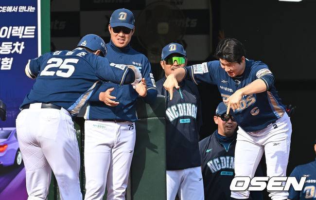 [OSEN=부산, 이석우 기자] 4일 부산 사직야구장에서 2025 신한 SOL 뱅크 KBO 리그 롯데 자이언츠와 NC 다이노스의 경기가 열렸다. 홈팀 롯데는 반즈, 방문팀 NC는 김녹원이 선발 출전했다.NC 다이노스 김형준이 7회초 1사 1,2루 좌중월 역전 3점 홈런을 치고 축하를 받고 있다. 2025.05.04 / foto0307@osen.co.kr