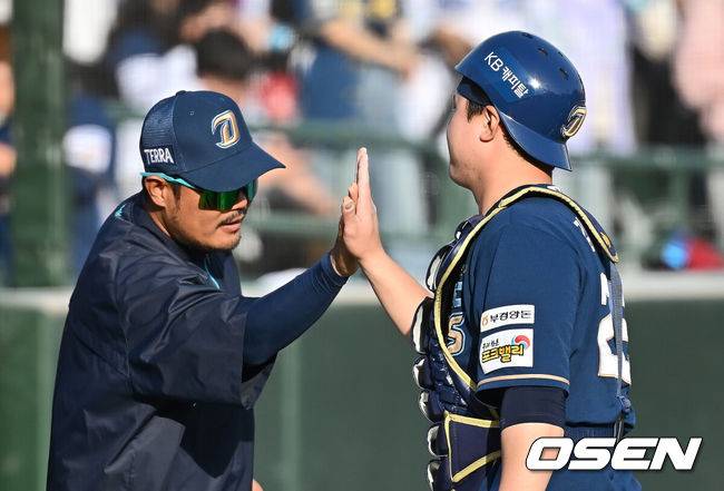 [OSEN=부산, 이석우 기자] 4일 부산 사직야구장에서 2025 신한 SOL 뱅크 KBO 리그 롯데 자이언츠와 NC 다이노스의 경기가 열렸다. 홈팀 롯데는 반즈, 방문팀 NC는 김녹원이 선발 출전했다.NC 다이노스 이호준 감독이 롯데 자이언츠에 9-6으로 승리한 후 김형준과 하이파이브를 하고 있다. 2025.05.04 /