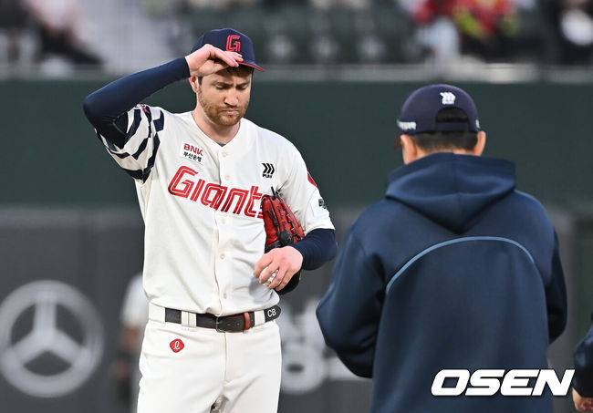 [OSEN=부산, 이석우 기자] 23일 부산 사직야구장에서 2025 신한 SOL 뱅크 KBO 리그 롯데 자이언츠와 한화 이글스의 경기가 열렸다. 홈팀 롯데는 반즈, 방문팀 한화는 와이스가 선발 출전했다.롯데 자이언츠 선발 투수 반즈가 1회초부터 대량 실점이 이어지자 어두운 표정을 짓고 있다. 2025.04.23 / foto0307@osen.co.kr