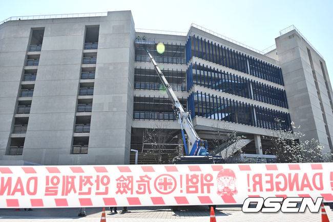 [OSEN=창원, 이석우 기자] 지난달 29일 LG 트윈스와 NC 다이노스와의 경기 중 3루 내야석 매점 부근 약 4층 높이에 있던 알루미늄 '루버'가 떨어져 관중이 사망하는 사고가 발생했다. 해당 사고의 여파로 지난 30일 LG와 NC의 경기는 즉각 취소됐고, 1일부터 3일까지 열리는 SSG 랜더스와의 경기는 3연전을 모두 취소했다. 또한 피해자 애도를 위해 1일 모든 경기는 전면 취소됐다. 관계자들이 사다리차를 이용해 창원NC파크 안전 점검을 하고 있다. 2025.04.01 / foto0307@osen.co.kr