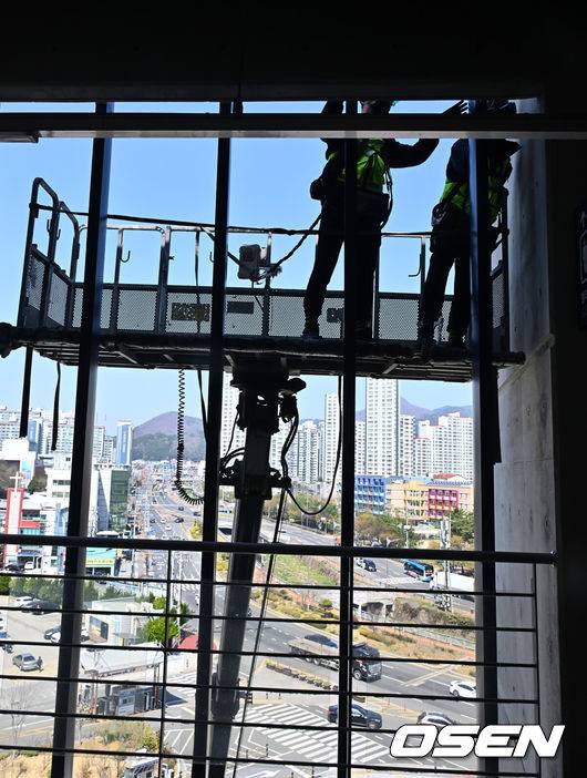 [OSEN=창원, 이석우 기자] 지난달 29일 LG 트윈스와 NC 다이노스와의 경기 중 3루 내야석 매점 부근 약 4층 높이에 있던 알루미늄 '루버'가 떨어져 관중이 사망하는 사고가 발생했다. 해당 사고의 여파로 지난 30일 LG와 NC의 경기는 즉각 취소됐고, 1일부터 3일까지 열리는 SSG 랜더스와의 경기는 3연전을 모두 취소했다. 또한 피해자 애도를 위해 1일 모든 경기는 전면 취소됐다. 관계자들이 사다리차를 이용해 창원NC파크 안전 점검을 하고 있다. 2025.04.01 / foto0307@osen.co.kr