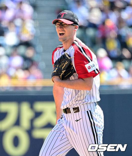 [OSEN=잠실, 지형준 기자] 4일 오후 서울 잠실야구장에서 2025 신한 SOL Bank KBO리그 LG 트윈스와 SSG 랜더스의 경기가 열렸다.이날 엘리에이저 에르난데스의 부상 대체 외국인투수로 LG에 입단한 코엔 윈이 KBO리그 데뷔전을 갖는다. SSG 선발은 박종훈.1회 LG 코엔 윈이 투구를 준비하고 있다. 2025.05.04 /jpnews@osen.co.kr