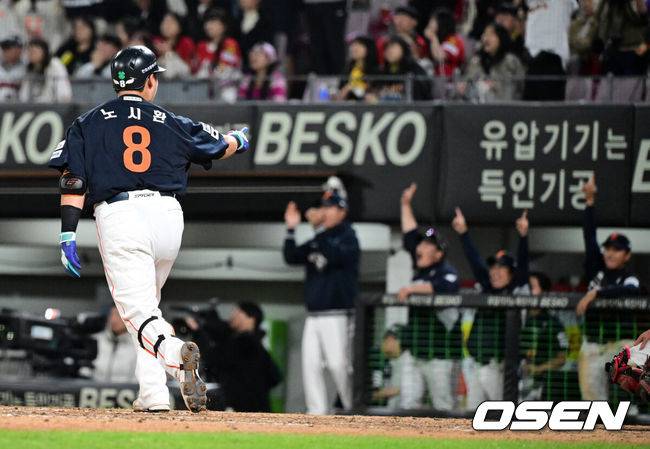 [OSEN=광주, 지형준 기자] 2일 오후 광주-기아 챔피언스필드에서 2025 신한 SOL Bank KBO리그 KIA 타이거즈와 한화 이글스의 경기가 열렸다.5연승에 도전하는 한화는 엄상백을, 연패를 막아야 하는 KIA는 아담 올러를 선발로 내세웠다.연장 11회초 무사에서 한화 노시환이 좌월 솔로포를 날리며 기뻐하고 있다. 2025.05.02 /jpnews@osen.co.kr