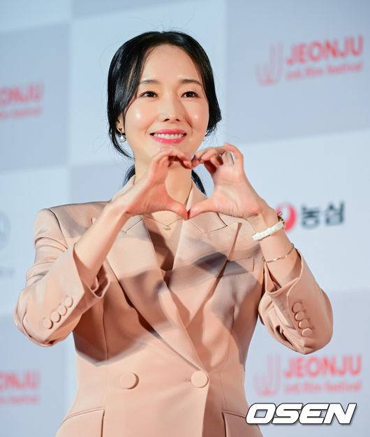 [OSEN=전주, 지형준 기자] 30일 오후 전주 한국소리문화의전당 모악당에서 제26회 전주국제영화제 레드카펫 행사가 열렸다.‘우리는 늘 선을 넘지’라는 슬로건을 내건 전주국제영화제는 5월 9일(금)까지 열흘간 진행되며, 전 세계 57개국 224편의 영화가 상영될 예정이다.배우 이정현이 레드카펫을 밟고 있다. 2025.04.30 /jpnews@osen.co.kr
