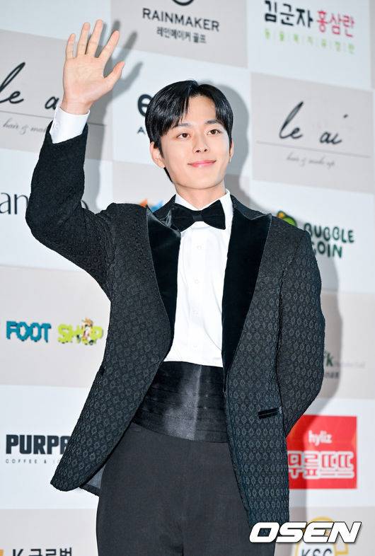 [OSEN=박준형 기자] 18일 오후 서울 강남구 논현동 건설회관에서 '제 44회 황금 촬영상 시상식'이 진행됐다.황금 촬영상 시상식은 한국촬영감독협회가 주최하고 에이치엘컴퍼니가 주관하며, 1977년 첫 개최 이후 한국 영화의 역사와 함께한 명실상부한 최고의 영화 시상식이다.배우 유선호가 포즈를 취하고 있다. 2024.11.18 / soul1014@osen.co.kr