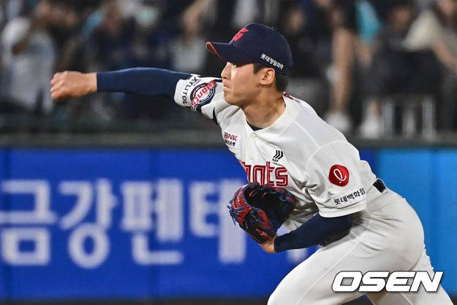 [OSEN=부산, 이석우 기자] 31일 부산 사직야구장에서 2024 신한 SOL 뱅크 KBO 리그 롯데 자이언츠와 NC 다이노스의 경기가 열렸다. 롯데는 한화에 스윕패를 당하고 분위기 반전을 노리며 퓨처스리그에서 3경기 연속 무실점 투구를 한 김진욱을 선발로, 7연패 중인 NC는 2년차 우완 신영우를 선발로 내세워 연패 탈출과 데뷔 첫 승을 노린다.롯데 자이언츠 최준용이 역투하고 있다. 2024.05.31 / foto0307@osen.co.kr