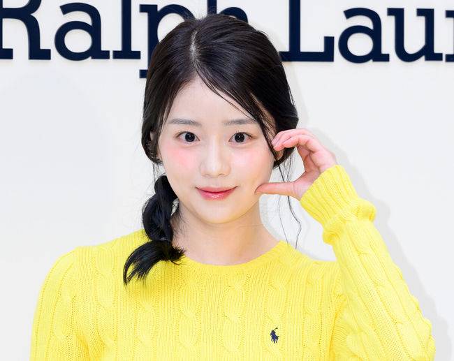 [OSEN=이대선 기자] 26일 서울 사운즈 한남에서 패션 브랜드의 여성 스토어 오픈 기념 이벤트 포토콜이 열렸다.이날 행사에는 에스파 윈터, 아이브 레이, 배우 홍화연, 채서안이 참석해 자리를 빛냈다.배우 채서안이 포토타임을 가지고 있다. 2025.03.26 / sunday@osen.co.kr