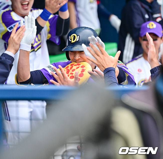 [OSEN=잠실, 박준형 기자]  5일 오후 서울 잠실구장에서 ‘2025 신한 SOL BANK KBO리그’ 두산 베어스와 LG 트윈스의 경기가 진행됐다.이날 경기에는 두산은 콜어빈을 LG은 송승기를 선발투수로 내세웠다.3회말 두산 선두타자 정수빈이 솔로홈런을 날리고 박석민 코치 등에 업혀 홈런 세리머니를 하고 있다    2025.05.05 / soul1014@osen.co.kr