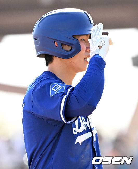 [OSEN=글렌데일(미국), 이대선 기자] '코리안 데이'였다.&nbsp;이정후(샌프란시스코 자이언츠)와 김혜성(LA 다저스)이 맞대결에서 나란히 맹활약했다. &nbsp;LA 다저스와 샌프란시스코 자이언츠는 2일(이하 한국시간) 미국 애리조나주 글렌데일의 캐멀백 랜치에서 2025 메이저리그 시범경기를 치렀다.&nbsp;이날 김혜성은 8번 유격수로,&nbsp;이정후는 3번 중견수로 각각 선발 출장했다. 이정후가 총알 2루타로 선제 타점을 올리자, 7푼 타율로 마음고생을 하던 김혜성은 시범경기 첫 홈런포를 터뜨렸다.7회말 1사 만루에서 LA 다저스 김혜성이 더그아웃을 향해 인사를 하고 있다. 2025.03.02 / sunday@osen.co.kr