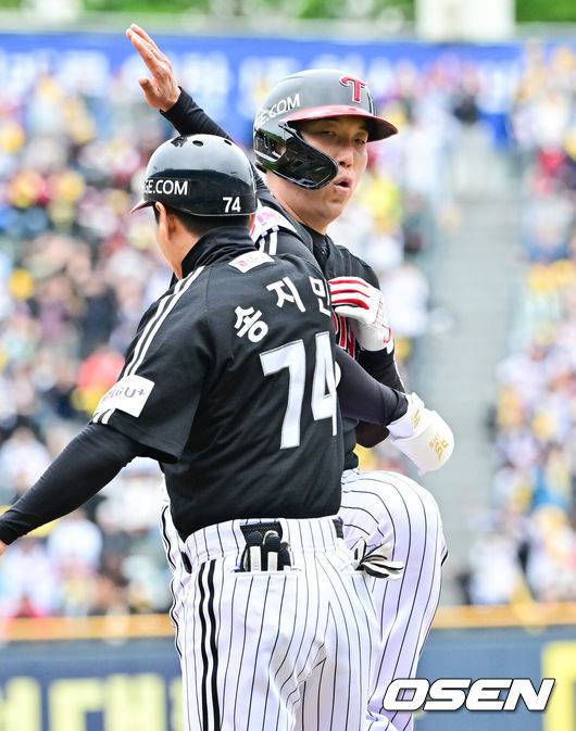 [OSEN=잠실, 박준형 기자]  5일 오후 서울 잠실구장에서 ‘2025 신한 SOL BANK KBO리그’ 두산 베어스와 LG 트윈스의 경기가 진행됐다.이날 경기에는 두산은 콜어빈을 LG은 송승기를 선발투수로 내세웠다.7회초 2사 1,2루 LG 대타 김현수가 1타점 적시타를 날린뒤 송지만 1루 코치와 기뻐하고 있다 .  2025.05.05 / soul1014@osen.co.kr