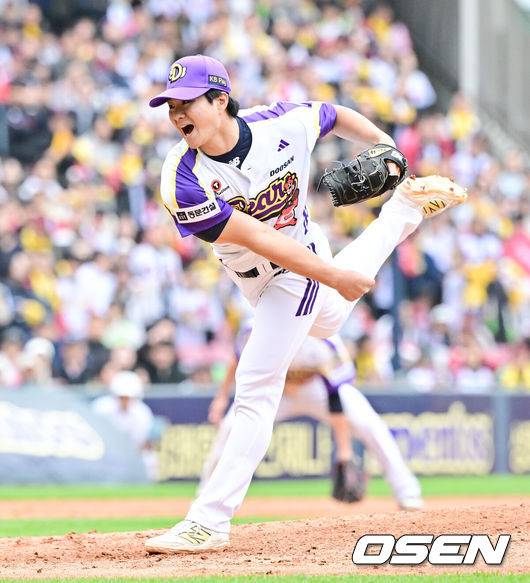 [OSEN=잠실, 박준형 기자]  5일 오후 서울 잠실구장에서 ‘2025 신한 SOL BANK KBO리그’ 두산 베어스와 LG 트윈스의 경기가 진행됐다.이날 경기에는 두산은 콜어빈을 LG은 송승기를 선발투수로 내세웠다.7회초 두산 최지강 투수가 역투하고 있다 .  2025.05.05 /