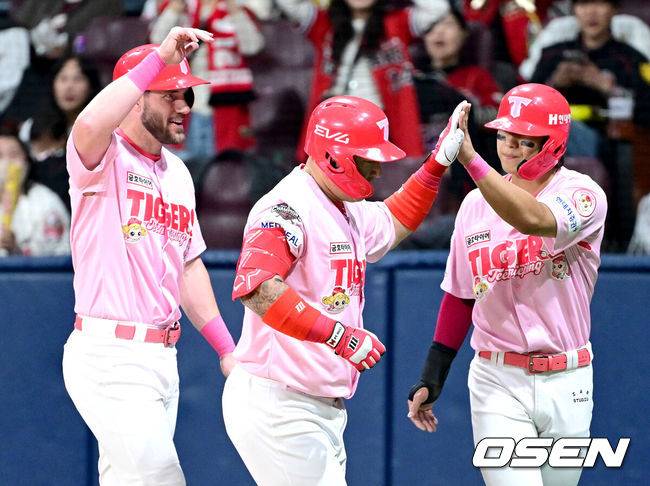 [OSEN=고척, 최규한 기자] 5일 서울 고척스카이돔에서 ‘2025 신한 SOL Bank KBO리그’ 키움 히어로즈와 KIA 타이거즈의 경기가 열렸다.이날 홈팀 키움은 박윤하, 방문팀 KIA는 양현종을 선발로 내세웠다.6회초 무사 1, 3루 상황 KIA 최형우가 달아나는 중월 스리런포를 날리고 홈을 밟은 뒤 위즈덤-김도영의 축하를 받고 있다. KBO리그 통산 4번째 400홈런 기록. 2025.05.05 / dreamer@osen.co.kr