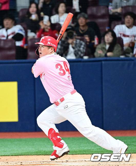 [OSEN=고척, 최규한 기자] 5일 서울 고척스카이돔에서 ‘2025 신한 SOL Bank KBO리그’ 키움 히어로즈와 KIA 타이거즈의 경기가 열렸다.이날 홈팀 키움은 김윤하, 방문팀 KIA는 양현종을 선발로 내세웠다.2회초 무사 선두타자로 나선 KIA 최형우가 좌중간 2루타를 날리고 있다. 2025.05.05 / dreamer@osen.co.kr