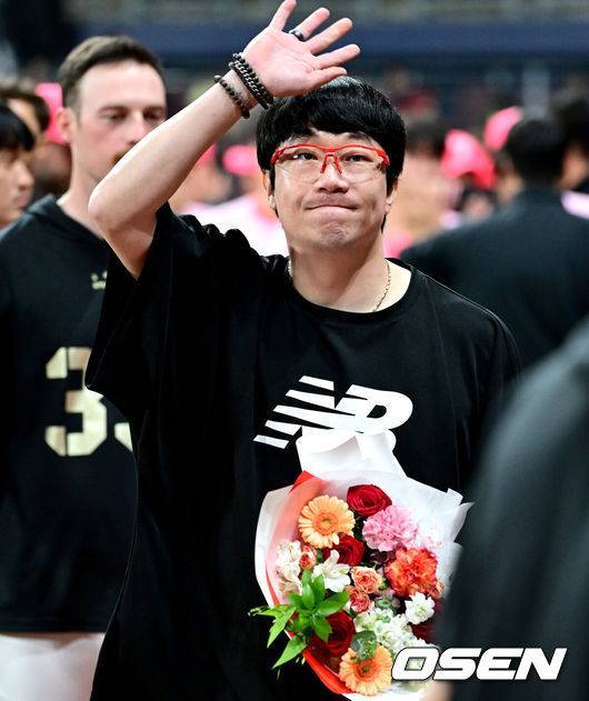 [OSEN=고척, 최규한 기자]프로야구 KIA 타이거즈가 어린이날 경기에서 투타조화를 이루며 3연패를 끊었다.&nbsp;KIA는 5일 서울 고척스카이돔에서 열린 ‘2025 신한은행 SOL Bank KBO리그’ 키움 히어로즈와의 어린이날 경기에서 13-1 대승을 거두며 3연패에서 탈출했다.&nbsp;선발 양현종은 6이닝 5피안타 2볼넷 5탈삼진 1실점 승리를 기록, 시즌 첫 승을 수확하며 KBO리그 역대 두 번째로 통산 180승을 기록했고 역대 최초 통산 2100탈삼진도 달성했다. 최형우는 4타수 4안타 1홈런 3타점 3득점 1볼넷으로 활약하며 팀 승리를 견인, KBO리그 역대 4번째로 400홈런 고지를 밟으면서 역대 최고령 400홈런 타자가 됐다. 경기를 마치고 승리투수 KIA 양현종이 팬들에게 인사하고 있다. 2025.05.05 / dreamer@osen.co.kr