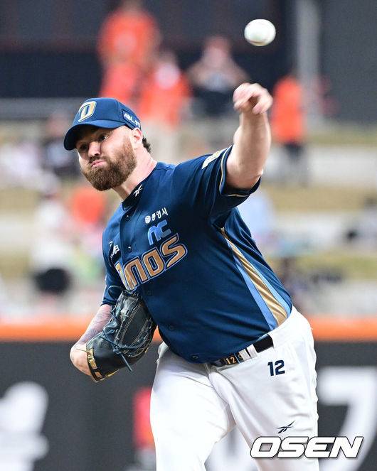 [OSEN=대전, 최규한 기자] 18일 오후 대전 한화생명 볼파크에서 ‘2025 신한 SOL Bank KBO리그’ 한화 이글스와 NC 다이노스의 경기가 열렸다.홈팀 한화는 엄상백, 방문팀 NC는 로건 앨런을 선발로 내세웠다.1회말 NC 선발 로건 앨런이 힘차게 공을 뿌리고 있다. 2025.04.18 / dreamer@osen.co.kr