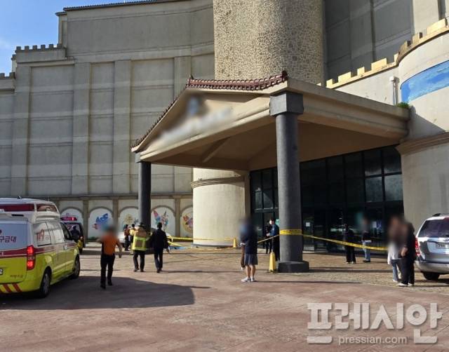 ▲어린이날인 5일 오전 6시56분께 전남 완도군 완도읍 한 리조트에서 일산화 탄소 중독 의심환자가 발생했다는 신고가 119로 접수됐다. 이 사고로 A군 등 10대 2명과 B씨 등 성인 2명 등 4명이 크게 다치고, 10명이 부상을 입고 소방대원에 의해 병원으로 옮겨졌다. 사진은 사고가 발생한 리조트 현장ⓒ전남소방본부 제공