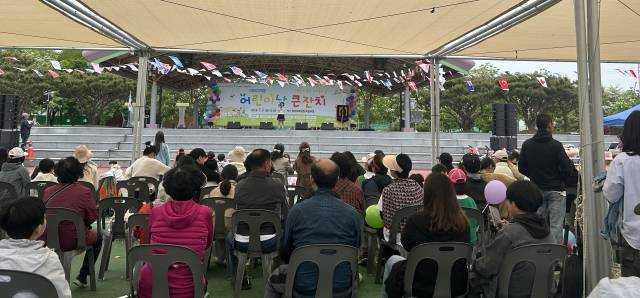 ▲불기 2569년 '부처님 오신 날'이자 '제103회 어린이 날'인 5일 오후 2시 전북자치도 익산시 중앙체육공원 특설무대에서 마련된 '제30회 익산 어린이날 큰 잔치'에는 수많은 가족 단위 방문객들이 각종 체험 행사를 즐기고 있었다. ⓒ프레시안