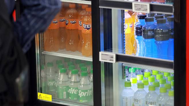 지난달 21일 서울 시내 한 대형마트에서 판매하는 코카콜라음료 스프라이트, 환타, 파워에이드.