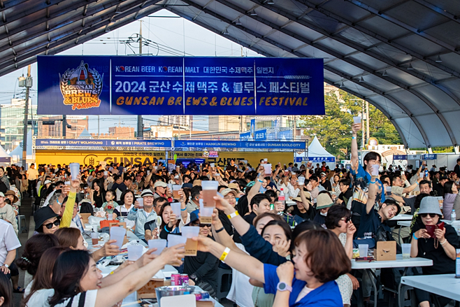 지난 2024년에 열린 군산수제맥주&블루스 페스티벌에서 참가자들이 일제히 건배를 하고 있다. 군산시 제공