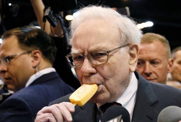 미국의 전설적인 투자자인 워런 버핏 버크셔 해서웨이 회장은 3일(현지시간) 미국 네브래스카주 오마하에서 열린 버크셔 연례 주주총회에서 은퇴 계획을 밝혀 주주들을 놀라게 했다. 로이터=연합