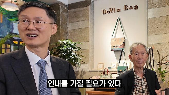 문형배 전 헌법재판소장 권한대행이 지난 3일 김장하 선생을 만난 자리에서 윤석열 전 대통령 탄핵심판 선고에 대해 이야기하고 있다. MBC경남 유튜브채널 엠키타카 캡처