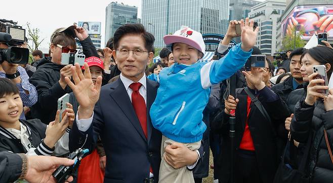 어린이날인 5일 서울 종로구 광화문광장에서 2025 광화문 가족동행 축제 펀펀한 광화문광장이 열린 가운데 국민의힘 김문수 대선 후보가 한 어린이와 기념촬영을 하고 있다.