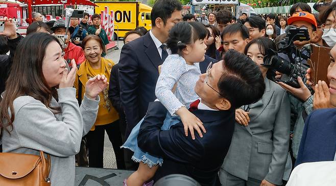 어린이날인 5일 서울 종로구 광화문광장에서 2025 광화문 가족동행 축제 펀펀한 광화문광장이 열린 가운데 국민의힘 김문수 대선 후보가 한 어린이를 안아들고 있다.