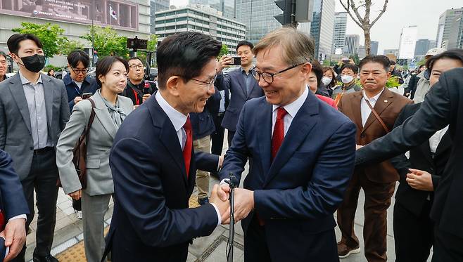 어린이날인 5일 서울 종로구 광화문광장에서 2025 광화문 가족동행 축제 펀펀한 광화문광장이 열린 가운데 국민의힘 김문수 대선 후보가 방문에 앞서 최재형 전 의원과 악수를 나누고 있다.