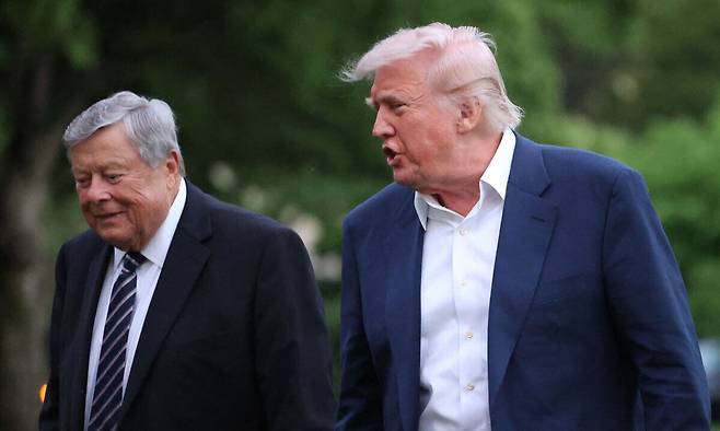 도널드 트럼프 미국 대통령(오른쪽)이 4일(현지시간) 주말을 플로리다주에서 보내고 백악관으로 복귀하며 장인&nbsp;빅토르 크나브스와 대화를 나누고 있다.&nbsp;크나브스는 트럼프의 부인 멜라니아 여사의 아버지다. AFP연합뉴스