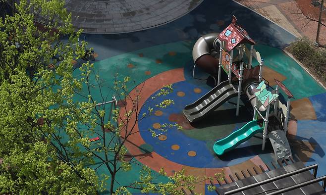 강원 춘천시 한 아파트 단지 내 놀이터가 한산한 모습을 보이고 있다. 연합뉴스