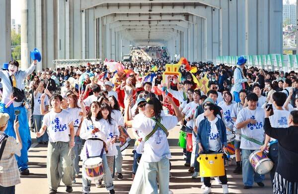 지난 4일 서울 서초구 잠수교에서 열린 '2025 차 없는 잠수교 뚜벅뚜벅 축제'에서 가면 퍼레이드 참가자들이 행진하고 있다. 연합뉴스