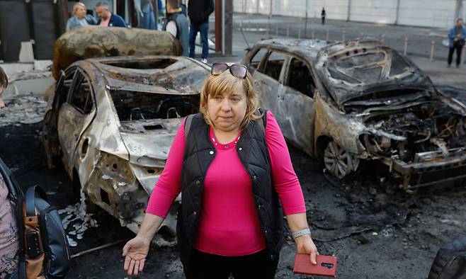 지난 4일(현지 시간) 러시아의 드론 공격이 우크라이나 키이우의 한 주택가를 강타해 주민들이 충격에 빠져있다. EPA연합뉴스