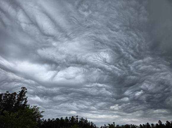 제주 하늘에 기묘한 모양 구름 - 일 제주시 애월읍 중산간에서 바라본 하늘에 기묘한 모양의 구름이 떠있다. 이 구름은 파상고층운으로, 거친물결구름이라고도 불린다. 2025.5.5 연합뉴스