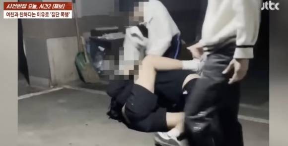 부산에서 고교생 무리가 동급생 한 명을 집단 폭행한 일이 발생해 경찰이 조사에 나섰다. JTBC ‘사건반장’ 캡처