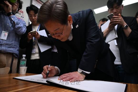 5일 더불어민주당 이재명 대통령선거 후보가  경기 여주시 구양리마을회관을 방문해 방명록을 작성 하고 있다. 2025.5.5.안주영 전문기자