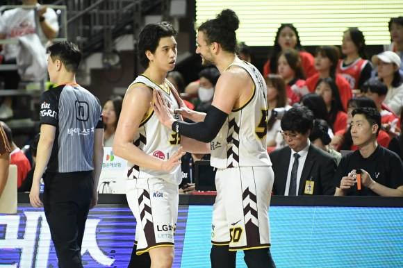 창원 LG 칼 타마요, 아셈 마레이가 5일 서울 잠실학생체육관에서 열린 2024~25 프로농구 챔피언결정전 1차전 서울 SK와의 원정 경기에서 대화하고 있다. KBL 제공