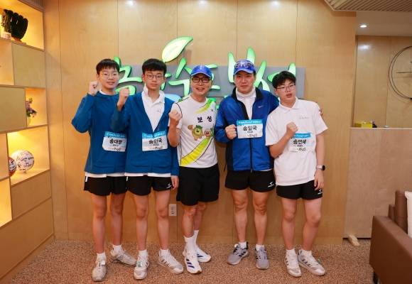 김철우 보성군수와 배우 송일국, 아들인 대한·민국·만세가 기념사진을 찍고 있다.