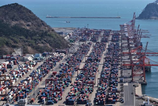 4월 3일 오후 부산항 부두에 컨테이너가 쌓여 있다. 연합뉴스.