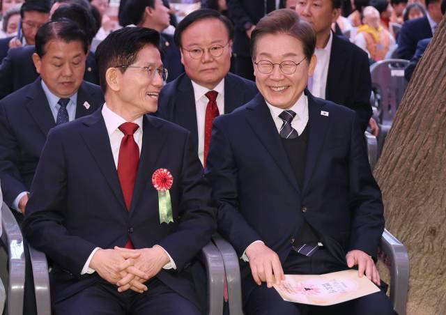 이재명(오른쪽) 더불어민주당 대선 후보와 김문수 국민의힘 대선 후보가 5일 서울 종로구 조계사에서 열린 불기 2569년 부처님오신날 봉축법요식에 참석해 대화하고 있다. 연합뉴스