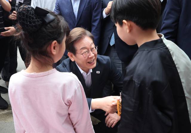 이재명 더불어민주당 대선 후보가 5일 경기도 양평군 양평물맑은시장에서 열린 '골목골목 경청투어'에서 어린이들과 대화하고 있다. 연합뉴스
