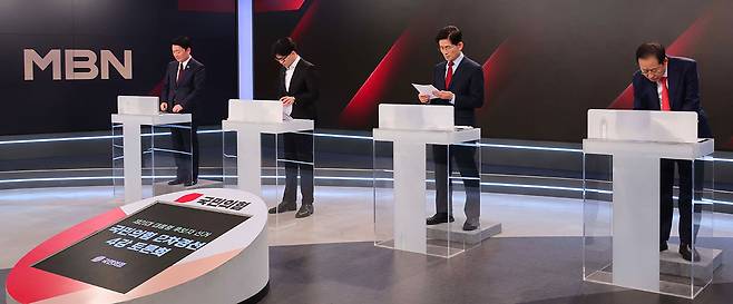 4월26일 서울 중구 매경미디어센터에서 열린 국민의힘 대통령 선거 제2차 경선 후보자 토론회에서 경선 후보들이 토론에 앞서 자료를 살피고 있다. 왼쪽부터 안철수, 한동훈, 김문수, 홍준표 경선 후보. ⓒ국회사진기자단