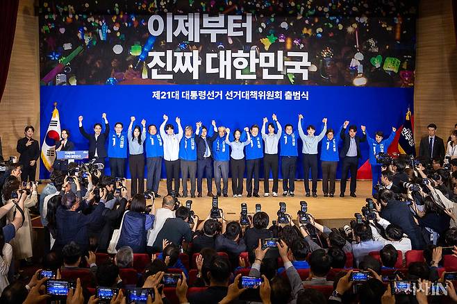 4월30일 서울 여의도 국회의원회관에서 열린 더불어민주당 제21대 대통령선거 '진짜 대한민국' 중앙선거대책위원회 출범식에서 이재명 대선 후보와 총괄 선대위원장들이 인사하고 있다. ⓒ시사IN 박미소