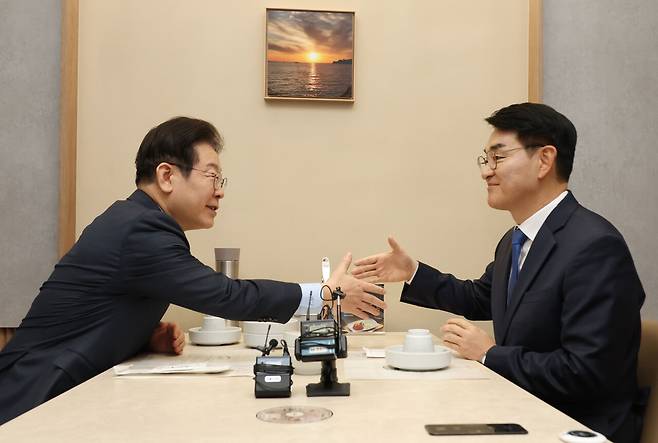 이재명 전 더불어민주당 대표가 2월21일 서울 여의도의 한 식당에서 박용진 전 의원(오른쪽)을 만났다. ⓒ국회사진기자단