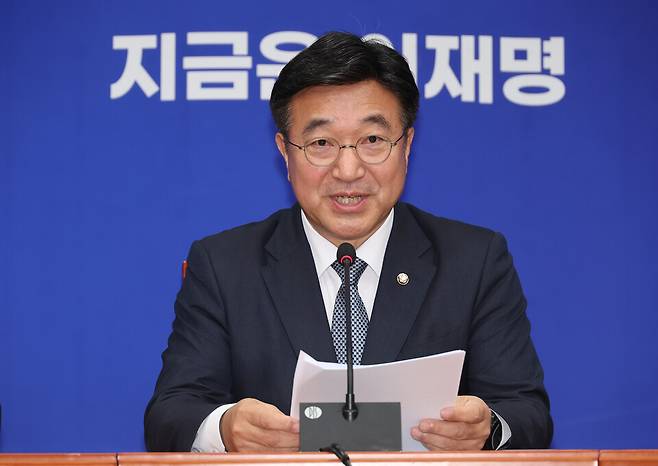 5일 서울 여의도 국회에서 윤호중 더불어민주당 총괄선대본부장이 기자간담회를 하고 있다. ⓒ연합뉴스